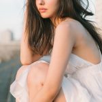 愛甲千笑美、裸一歩の手ブラ写真を解禁!紫ランジェリーの写真集先行カットも公開!