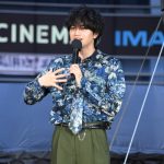 中島健人・仲里依紗が大興奮！映画『トランスフォーマー／ビースト覚醒』等身大オプティマスプライム、オプティマスプライマル、新宿・歌舞伎町シネシティ広場で覚醒！