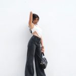 ローラ、黒髪なびく脇見せヘソだしモノトーンコーデでファン悩殺！スラリと伸びた脚に「腰どこですか」とファン歓喜