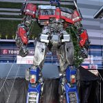 中島健人・仲里依紗が大興奮！映画『トランスフォーマー／ビースト覚醒』等身大オプティマスプライム、オプティマスプライマル、新宿・歌舞伎町シネシティ広場で覚醒！