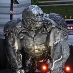 中島健人・仲里依紗が大興奮！映画『トランスフォーマー／ビースト覚醒』等身大オプティマスプライム、オプティマスプライマル、新宿・歌舞伎町シネシティ広場で覚醒！