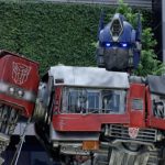 中島健人・仲里依紗が大興奮!映画『トランスフォーマー/ビースト覚醒』等身大オプティマスプライム、オプティマスプライマル、新宿・歌舞伎町シネシティ広場で覚醒!