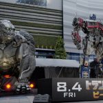 中島健人・仲里依紗が大興奮！映画『トランスフォーマー／ビースト覚醒』等身大オプティマスプライム、オプティマスプライマル、新宿・歌舞伎町シネシティ広場で覚醒！