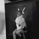 emma、「YSL」の新作アイシャドウを片手にカメラ目線！クールな表情にドキっ