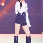 中村里砂、上目遣いで誘惑！？生脚・デコルテ・二の腕のパーツ見せルックを披露＜KANSAI COLLECTION 2023 A/W＞