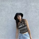 新山千春、日焼けしたほっそり美腕＆美しいデコルテ際立つニットトップス＆デニムの『へそ出し』コーデ姿披露「楽しんだ証ということで」