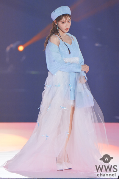 明日花キララ、キラキラ美脚を放出！インスタはジャケット脱いで笑顔ピース！＜KANSAI COLLECTION 2023 A/W＞