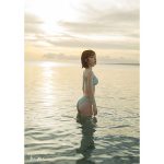 礒部花凜1st写真集、裏表紙のカットを公開！沖縄の海でのサンセットシーンの水着姿