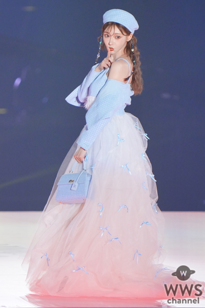 明日花キララ、キラキラ美脚を放出！インスタはジャケット脱いで笑顔ピース！＜KANSAI COLLECTION 2023 A/W＞