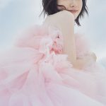 礒部花凜1st写真集、裏表紙のカットを公開！沖縄の海でのサンセットシーンの水着姿