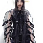 のん、甲冑!?みたいなシースルートップス×デニム姿のキメオフショに「カッコいい」「ラスボス感」「最強にセクシー」と称賛の声