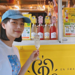 のん、描き下ろしイラストがキッチンカーで登場！シャンパングラスを持ちながら笑顔