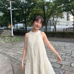 ミス立教 No.2 山本莉子さん、白のノースリーブワンピで二の腕ちらりな『見返り美人』ショットを公開「素敵な笑顔＆コーディネート。」「妖精」と歓喜の声