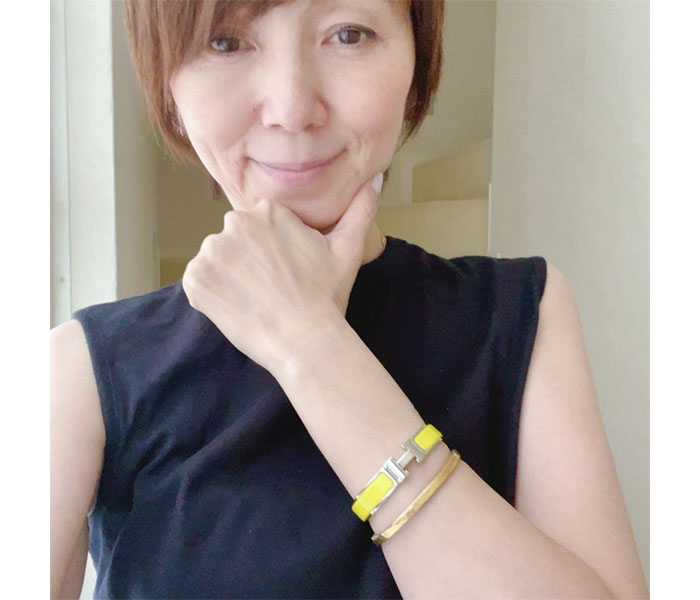 渡辺満里奈、夏っぽいお気に入りブレスレットを身につけたニッコリ笑顔SHOT「8月が終わっちゃう！！」「しばらくこれにしよう」
