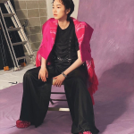 のん、ショートヘア×ブラック＆ピンクコーデで撮影に挑む姿に歓喜の声