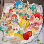 のん、『ポケモン』キャラクターに囲まれたお誕生日会SHOTを満足気に披露「みんなからもらったプレゼントを身につけた最後の写真、うまく全てが噛み合ってます」ファンから「可愛すぎ！」「おめでと～」「バースデーケーキ凄い」「リアルハルちゃんだっ」の声