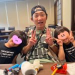 ノンスタ石田、6歳の誕生日迎えた双子姉妹を抱きかかえた3ショットを公開