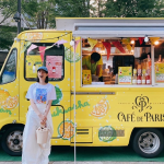 のん、描き下ろしイラストがキッチンカーで登場！シャンパングラスを持ちながら笑顔