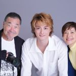 寺西優真、巨匠・山岸伸、さいとうあやことコラボ！ワーナーミュージック・ジャパン移籍第一弾シングルの撮影でスリーショットを公開