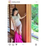 前田美里、スカートを脱いで太もも見せる脱ぎかけショットで悩殺！