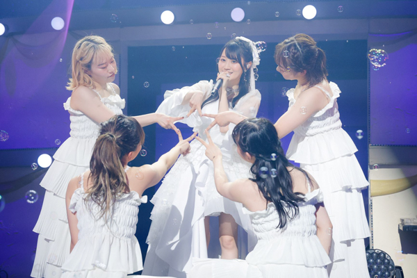 小倉唯、デビュー10周年イヤーを締めくくるアニバーサリーライブに観客熱狂