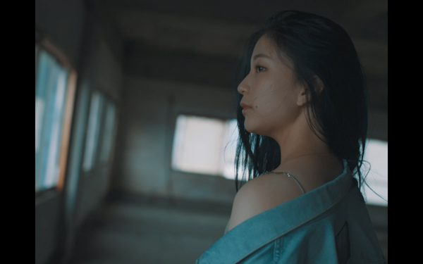 元虹プロ・YUNA、クールなビジュアルで魅せる『蒼炎』MVが公開