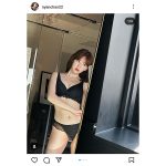 小嶋陽菜、色白の艶肌に映えるむっちりとセクシーなランジェリーショットを披露！