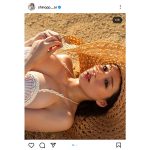 篠崎愛 、「今にもこぼれそう」寝ころびショットがセクシーすぎると話題に！