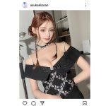 明日花キララ、オフショルドレスから覗くふっくら胸元セクシーな可愛いショットにファン歓喜！