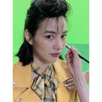 のん、リーゼント風ヘアスタイル＆ロックテイストな衣装姿のCM撮影オフショに「ロック決まってる」「忌野清志郎ばりのファッション！」「素敵」と絶賛の声