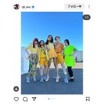 女王蜂・アヴちゃん、長身美脚ショットを公開！黄色い女王蜂を魅せる！