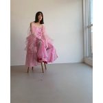 のん、ピンクのドレスを身にまとった撮影オフショ「ピンク好きです」「もっとピンクが着たい」ファンから絶賛の声「かわいい」「わお！良く似合って可愛い」「とても綺麗」「いつもより女の子っぽい」「似合わない色なんてないと思う」「心和みます」「ふわふわで可愛らしい」「素敵」「ファッションも独自固有、唯一無二で好きを貫いてください」