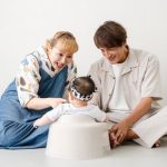 丸山桂里奈、愛娘『ぷくぷく』を満面笑みであやすハーフバースデー記念の家族SHOT「終始みんなの笑い声の空間に、娘もずーっとご機嫌さんでした！」