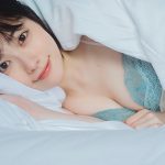 「初の寝起き！ほぼすっぴん（笑）」礒部花凜1st写真集から「添い寝カット」を公開