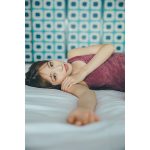 青山なぎさ、ベッドにゴロン！誘惑の視線があなたを離さない！『週刊プレイボーイ39・40合併号』に登場！