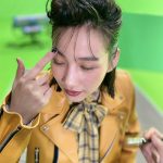 のん、リーゼント風ヘアスタイル＆ロックテイストな衣装姿のCM撮影オフショに「ロック決まってる」「忌野清志郎ばりのファッション！」「素敵」と絶賛の声