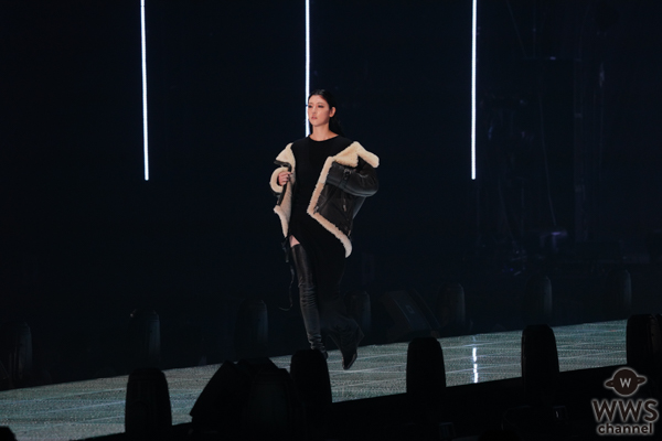 三吉彩花、鼻ピアス×オールブラックでトップバッターを飾る＜マイナビ TGC 2023 A/W＞