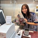 「いらっしゃいませ!写真集あたためますか!?」石川恋、一日コンビニ店長!世界初?コンビニを写真集でジャック!!石川店長自ら、写真集を販売!!