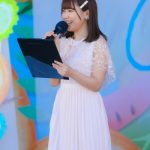 【動画】元ジャムズ・坂東遥が清楚な白ワンピで登場！可愛らしいMCで盛り上げる！＜近代麻雀水着祭2023＞
