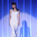 群馬代表女子大生・堀越菜生さんが肩出し白ドレスでニコッと笑顔でウォーキング！〈ミスユニバーシティ2023〉