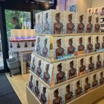 「いらっしゃいませ！写真集あたためますか！？」石川恋、一日コンビニ店長！世界初？コンビニを写真集でジャック！！石川店長自ら、写真集を販売！！