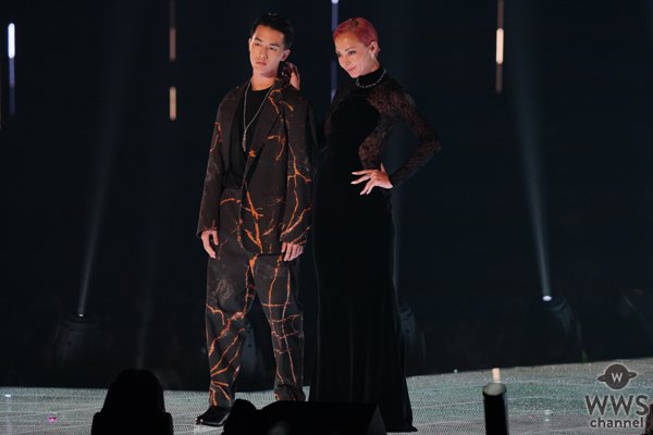 土屋アンナ、イケメン息子の澄海とランウェイに降臨！＜マイナビ TGC 2023 A/W＞