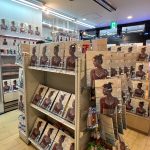 「いらっしゃいませ！写真集あたためますか！？」石川恋、一日コンビニ店長！世界初？コンビニを写真集でジャック！！石川店長自ら、写真集を販売！！