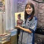 「いらっしゃいませ!写真集あたためますか!?」石川恋、一日コンビニ店長!世界初?コンビニを写真集でジャック!!石川店長自ら、写真集を販売!!
