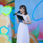 【動画】元ジャムズ・坂東遥が清楚な白ワンピで登場！可愛らしいMCで盛り上げる！＜近代麻雀水着祭2023＞