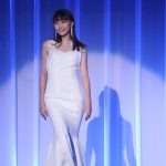 群馬代表女子大生・堀越菜生さんが肩出し白ドレスでニコッと笑顔でウォーキング！〈ミスユニバーシティ2023〉