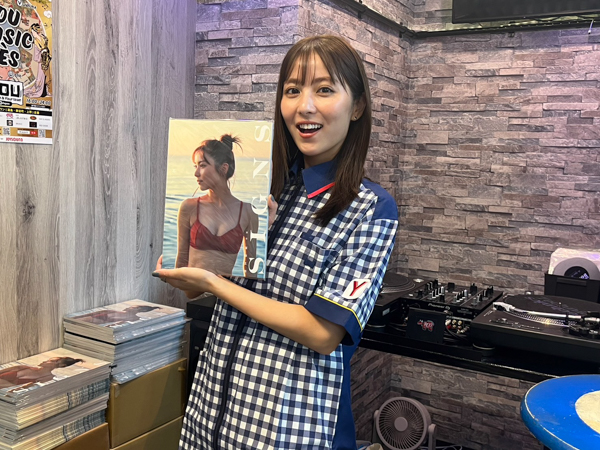「いらっしゃいませ！写真集あたためますか！？」石川恋、一日コンビニ店長！世界初？コンビニを写真集でジャック！！石川店長自ら、写真集を販売！！