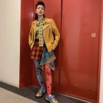 のん、リーゼント風ヘアスタイル＆ロックテイストな衣装姿のCM撮影オフショに「ロック決まってる」「忌野清志郎ばりのファッション！」「素敵」と絶賛の声