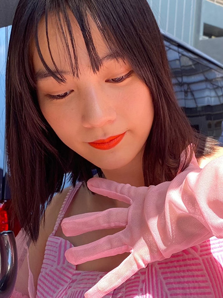 のん、ピンクのドレスを身にまとった撮影オフショ「ピンク好きです」「もっとピンクが着たい」ファンから絶賛の声「かわいい」「わお！良く似合って可愛い」「とても綺麗」「いつもより女の子っぽい」「似合わない色なんてないと思う」「心和みます」「ふわふわで可愛らしい」「素敵」「ファッションも独自固有、唯一無二で好きを貫いてください」