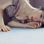 「初の寝起き！ほぼすっぴん（笑）」礒部花凜1st写真集から「添い寝カット」を公開